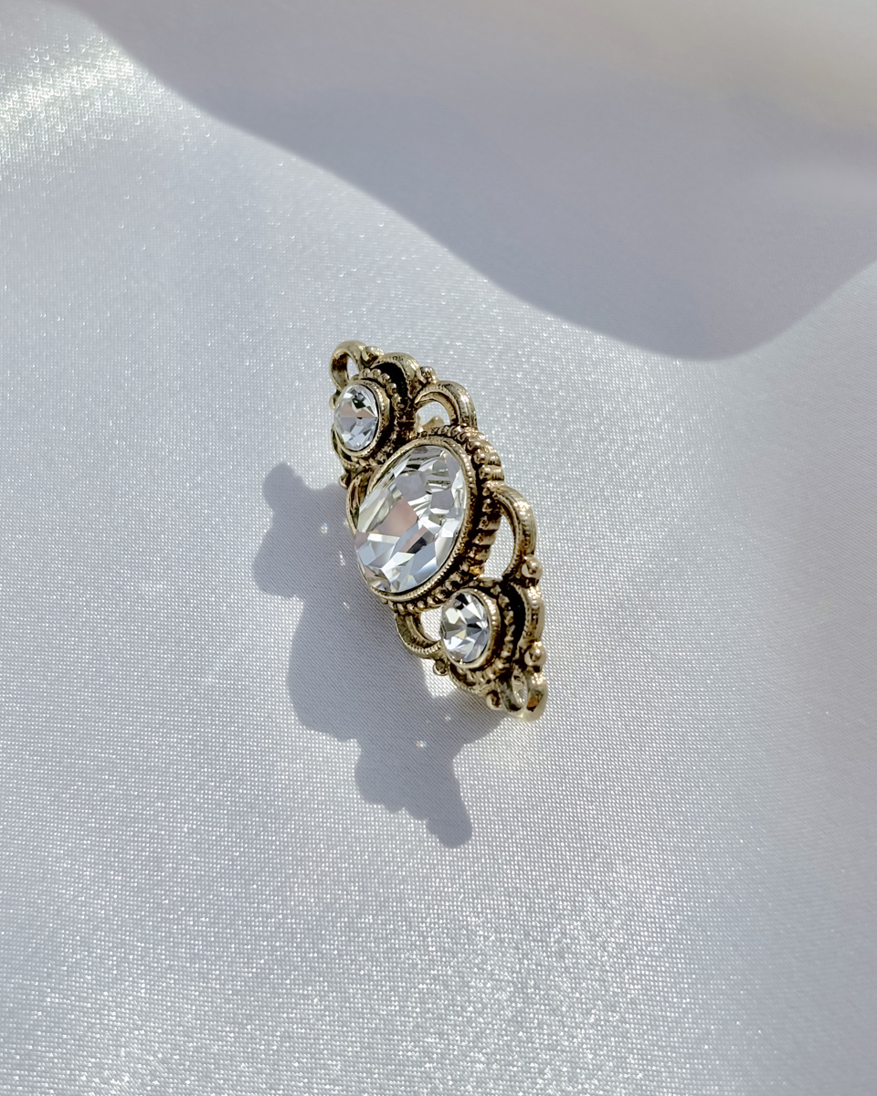 클래식 스크롤 크리스탈 브로치